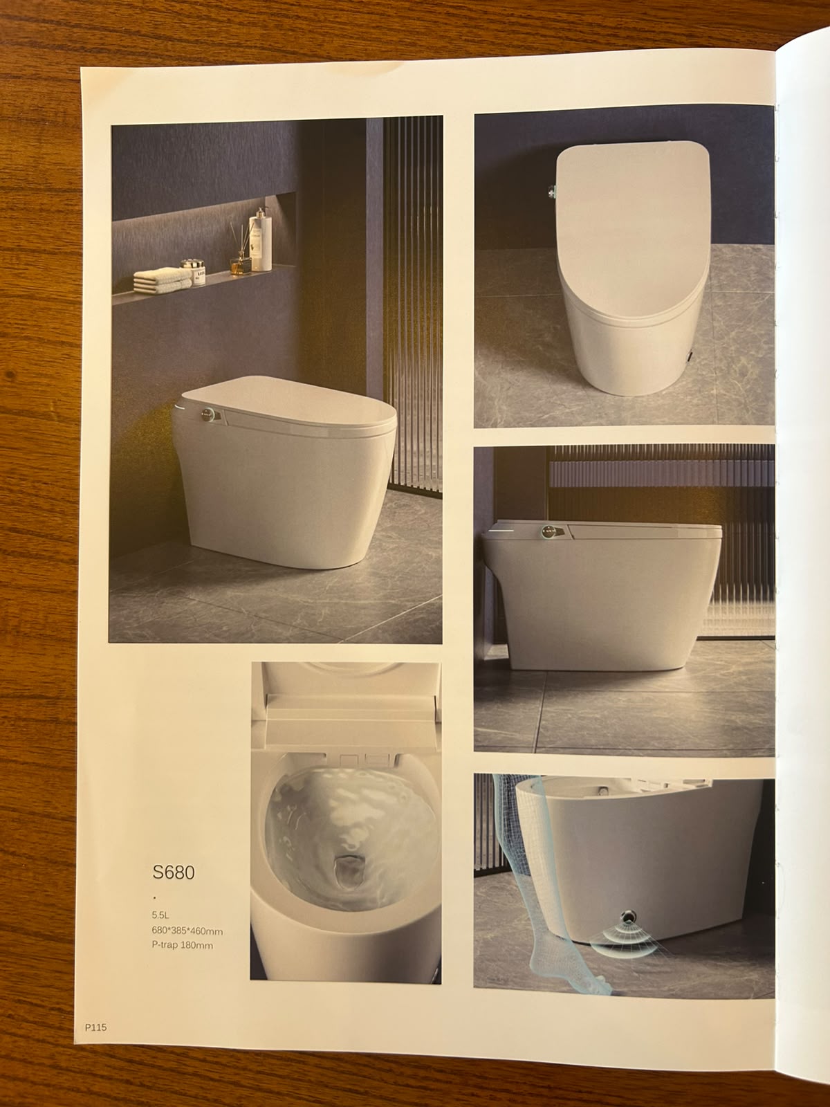 Vaso sanitário inteligente TichuTech S680 em banheiro de tons escuros com iluminação quente